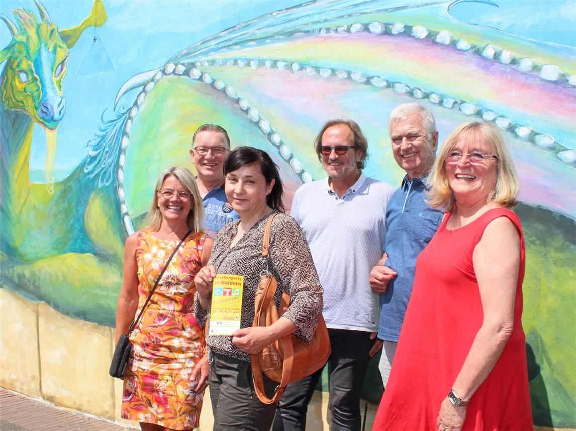 Verabschieden sich mit der Straßenparty 2023 als Organisatoren: (v.r.) Karla und Johannes Leurs, Roger Bruns, Gabi Engelke und Gerd Lange. Frau Kisters (l.) vertrat die Volksbank an der Niers als Sponsorin. NN-Foto: Thomas Langer