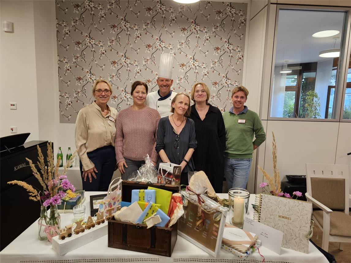 Verabschiedeten sich gemeinsam mit den Bewohnern und dem Team von Susanne Reitze-Jehle (4.v.l.): Beate Anhuf-Mölders (Leitung Sozialer Dienst), die neue Leiterin Kathrin Gerendt, Küchenleiter Christoph Feldhans-Becker, Cornelia Schmall (Pflegedienstleitung) und Christian van Hal (Pflegedienstleitung, v.l.). NN-Foto: Thomas Langer