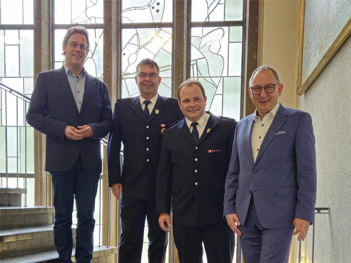 Verabschiedung im Rathaus in Rees: (v. l.) Frank Postulart, Fachbereichsleiter Öffentliche Ordnung, Jörg Vogel, stellvertretender Leiter der Feuerwehr der Stadt Rees, Thomas Fingergut und Bürgermeister Sebastian Hense. Foto: Stadt Rees