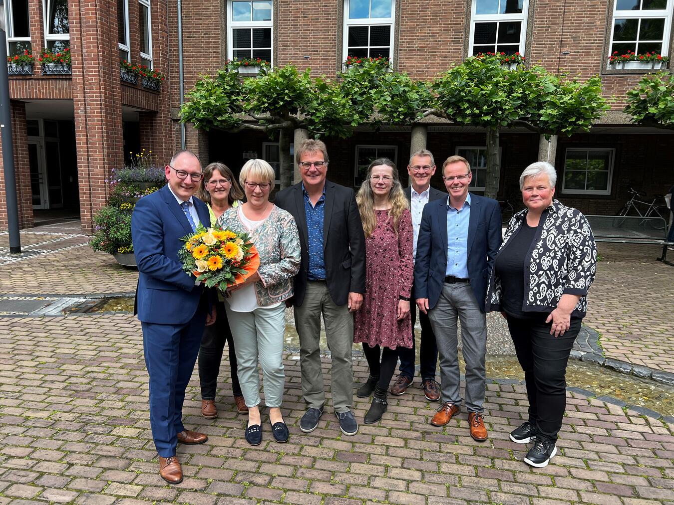 Verabschiedung: (v. l.) Bürgermeister Sebastian Hense, Susanne Krebbing, Luzie Uebbing, Ulli Uebbing, Bernadette Roth, Georg Messing, Rainer Janßen und Anja Hommen. Foto: Stadt Rees