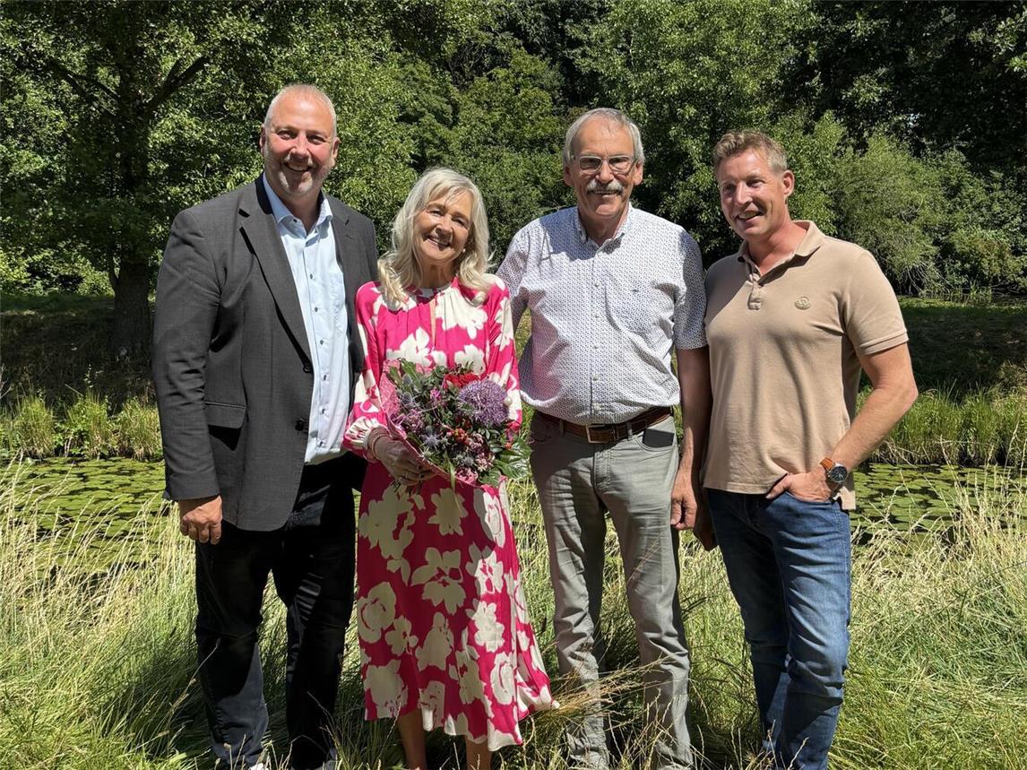 Verabschiedung: (v. l.) Geschäftsführer Holger Friedrich, Christine Kolsberger, Deichgräf Harry Schulz und Marcus Schaffeld (Bereichsleitung Verwaltung). Foto: Deichverband