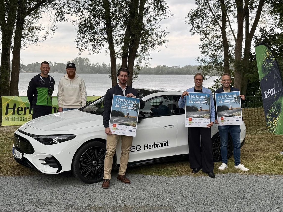 Veranstalter, Kreis-Vertreter, Sponsoren und Kalkars Bürgermeisterin Alexandra Schacky freuen sich gemeinsam auf den achten Niederrhein Triathlon am Wisseler See. NN-Foto: SP