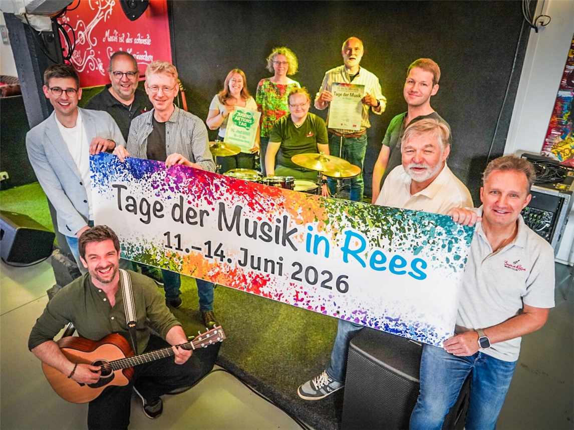 "Gruppenfoto der Reeser 'Tage der Musik' Organisatoren und Mitwirkenden, lächelnd und gespannt auf nächste Veranstaltung."