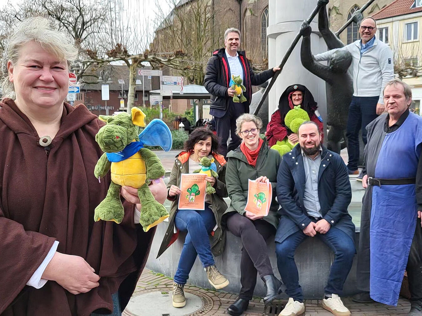 Veranstalter, Organisatoren und Teilnehmer des Drachen- und Feuerfestes in Geldern. NN-Foto: MB