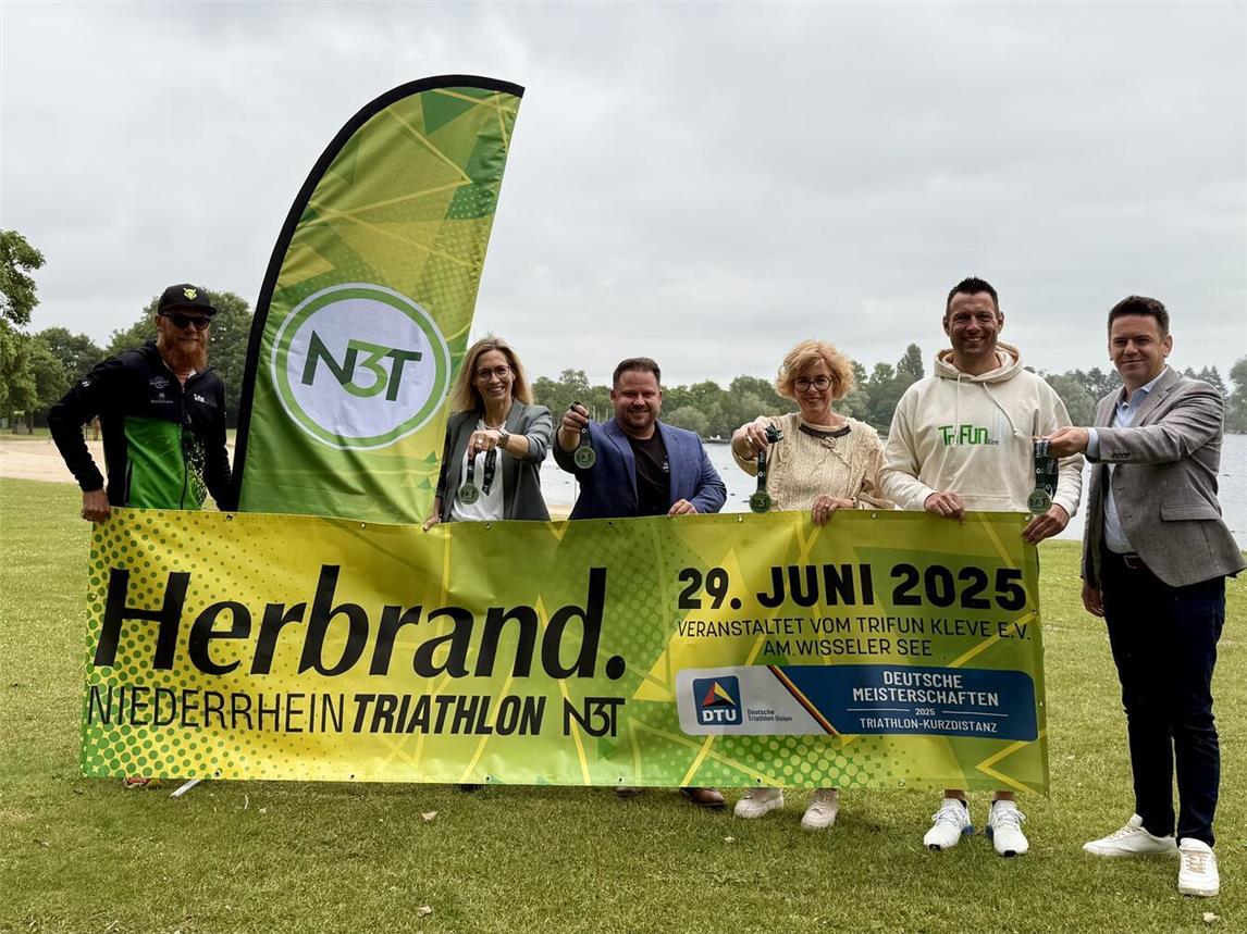 Veranstalter, Sponsoren und die Stadt freuen sich auf die mittlerweile siebte Auflage des Niederrhein Triathlons im Naturbad Wisseler See. Zieleinläufer erhalten erstmals auch Medaillen. NN-Foto: SP