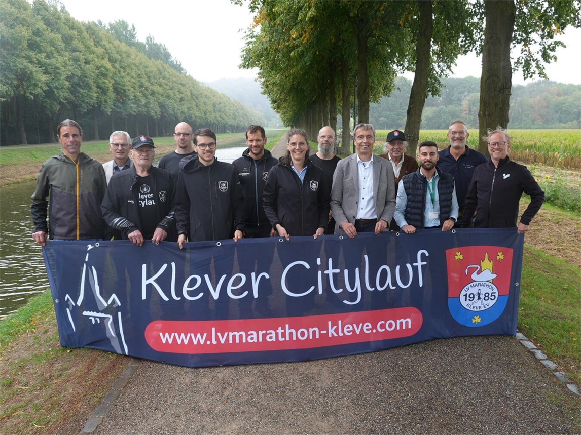 "Veranstalter und Sponsoren beim 33. Klever Citylauf, LV Marathon Kleve, Lächeln, Teamgeist, Sportevent"