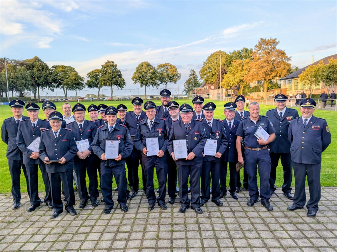 "Feuerwehr Bedburg-Hau: Ehrung für langjährigen Dienst, Beförderungen und Verabschiedungen aus Altersgründen."