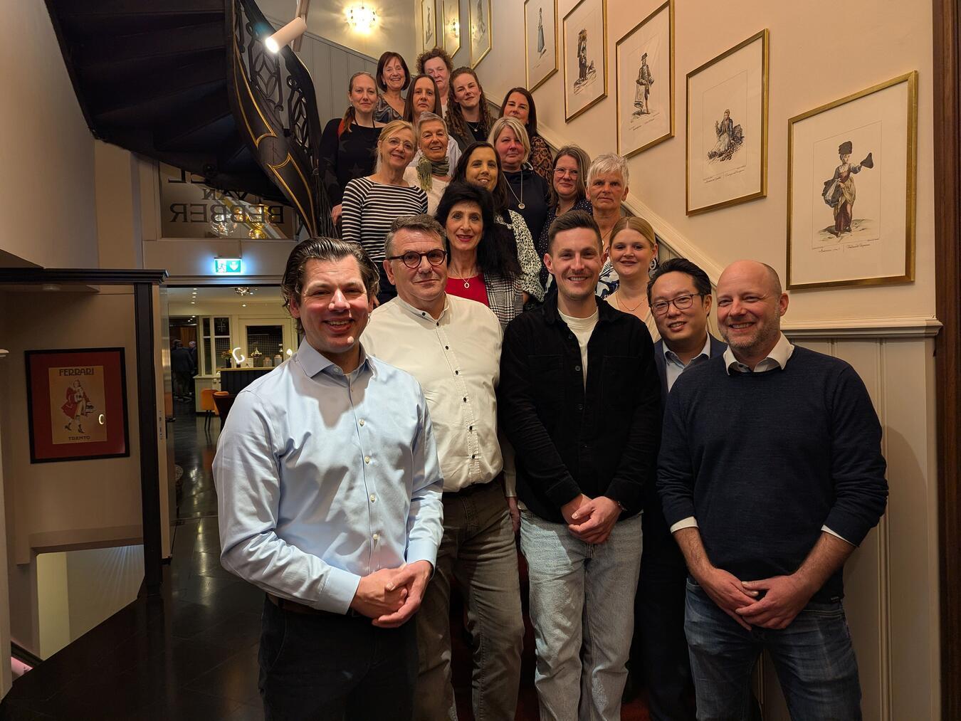 Verdiente Mitarbeitende des DRK Kreisverbandes Niederrhein wurden durch den Vorstandsvorsitzenden Andreas Bussmann (l. unten) und den stellv. Präsidenten Dr. Christian Vorsitus (r.u.) geehrt. Foto: DRK