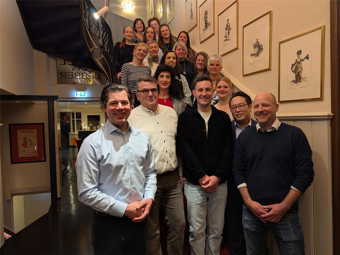 Verdiente Mitarbeitende des DRK Kreisverbandes Niederrhein wurden durch den Vorstandsvorsitzenden Andreas Bussmann (l. unten) und den stellv. Präsidenten Dr. Christian Vorsitus (r.u.) geehrt. Foto: DRK