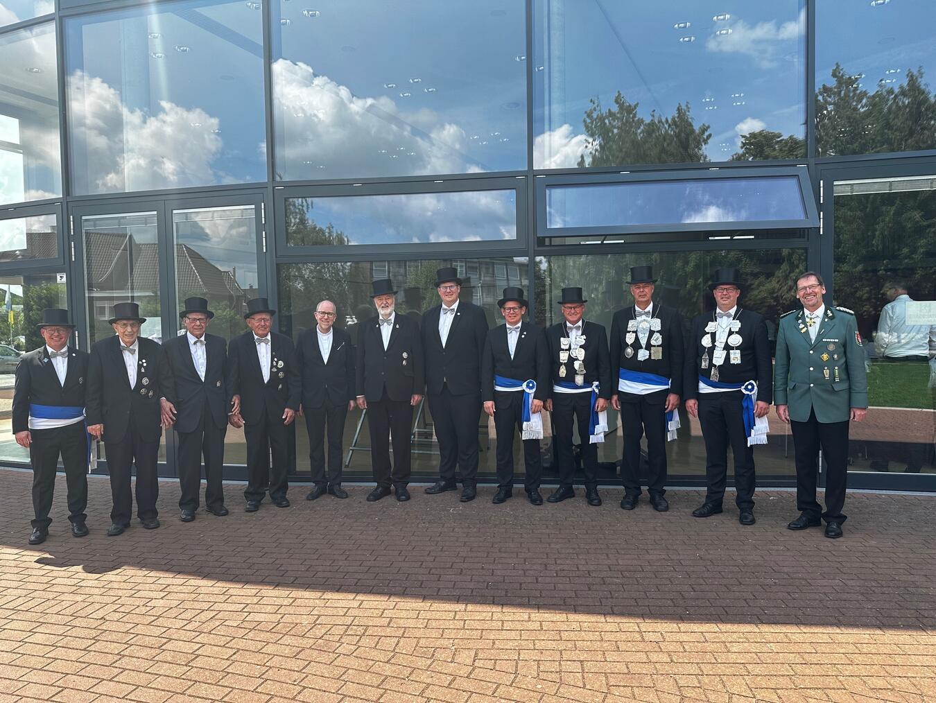 Verdiente Mitglieder der St. Johannes-Schützenbruderschaft 1698 Weeze wurden beim Patronatsfest geehrt. Foto: privat