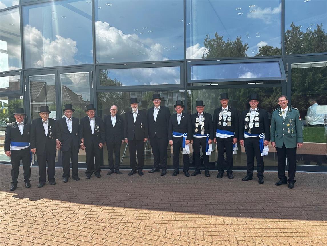 Verdiente Mitglieder der St. Johannes-Schützenbruderschaft 1698 Weeze wurden beim Patronatsfest geehrt. Foto: privat