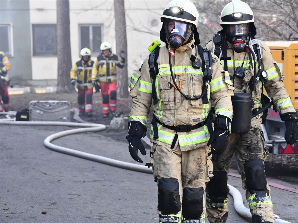 Verdreckte Feuerwehrleute nach einem Atemschutzeinsatz. Foto: Torsten Matenaers