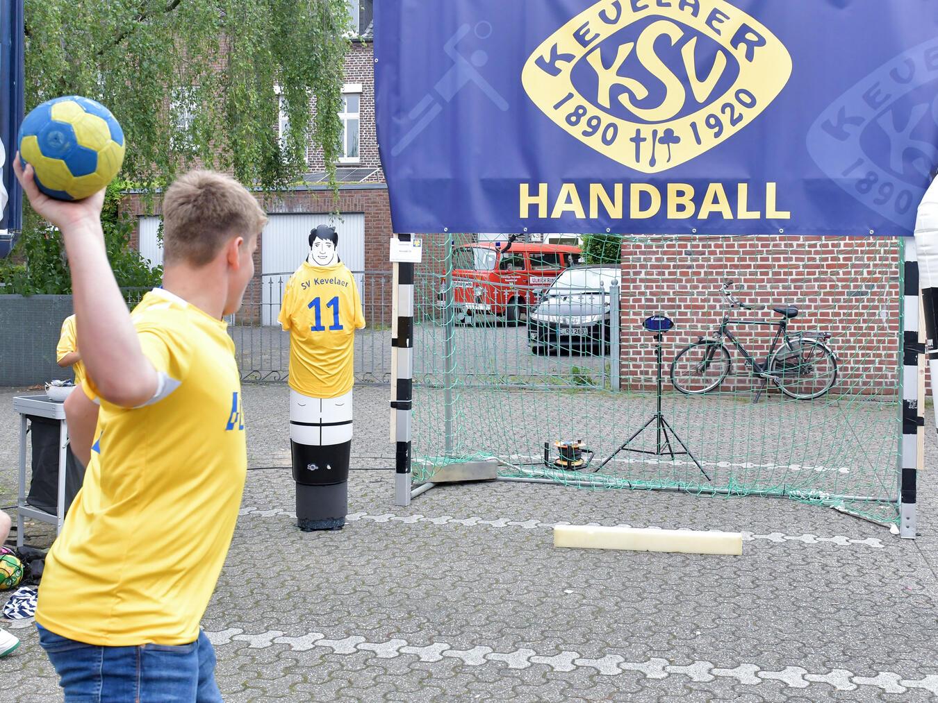 Vereine sind zur Teilnahme eingeladen: So hat 2024 zum Beispiel der Kevelaerer Sportverein beim Stadtfest eine Mitmachaktion angeboten.NN-Foto: Archiv/Gerhard Seybert