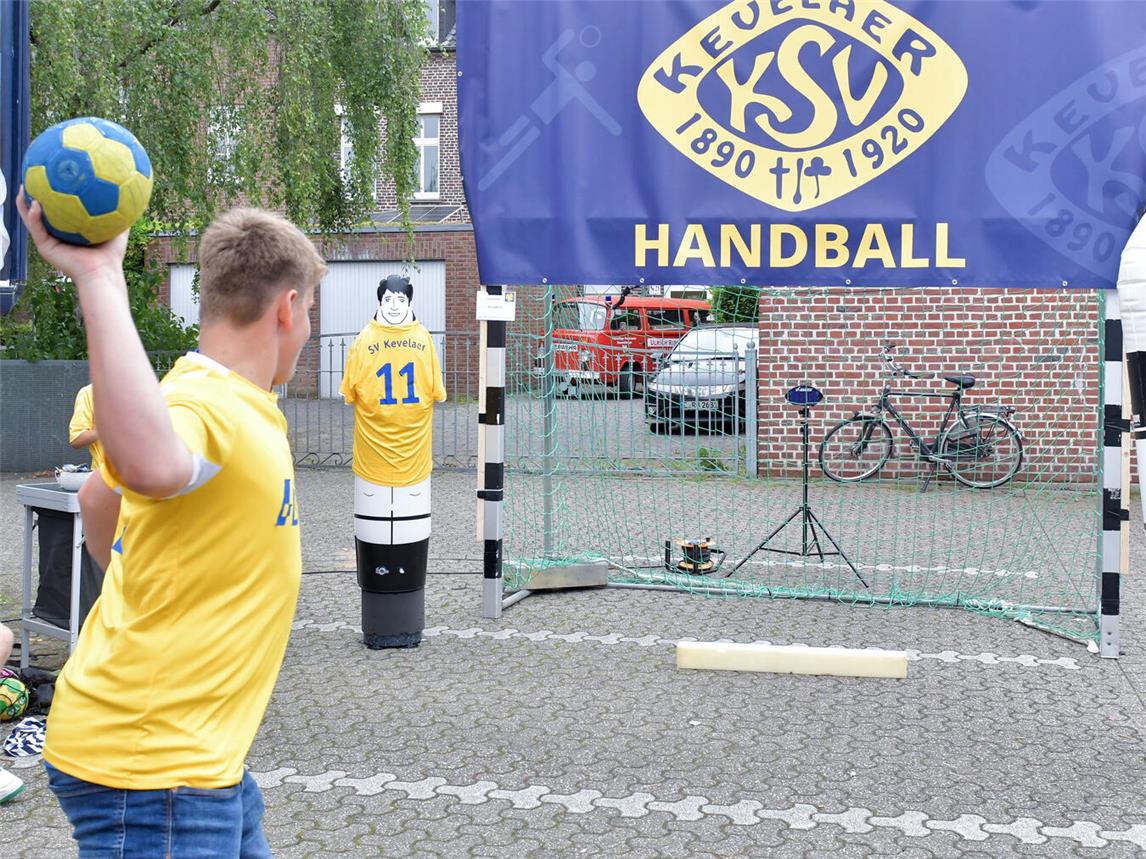 Vereine sind zur Teilnahme eingeladen: So hat 2024 zum Beispiel der Kevelaerer Sportverein beim Stadtfest eine Mitmachaktion angeboten.NN-Foto: Archiv/Gerhard Seybert