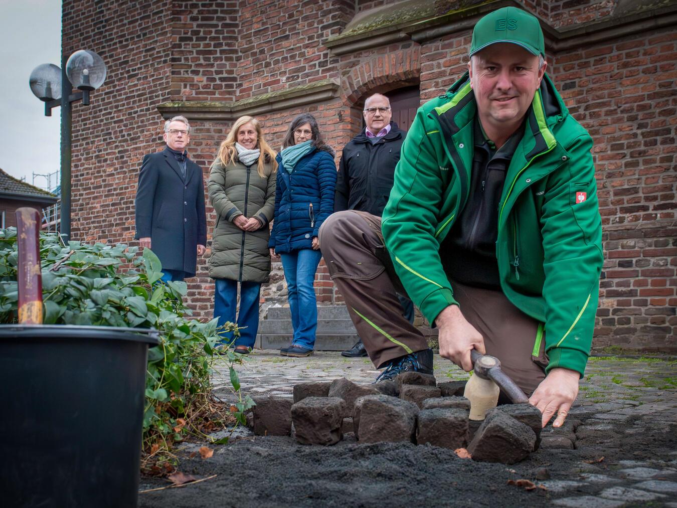 Vereinsvertreter Peter Heykamps (2. Vorsitzender), Rita Aengenengt (2. Schriftführerin), Manuela Ingenhaag (2. Kassiererin), Volksbank-Ortsrepräsentant Hermann-Josef Schmitz und Roger Ingenhaag(v.l.n.r.) vor der alten Kirche Herongen. Foto: Rüdiger Bechhaus
