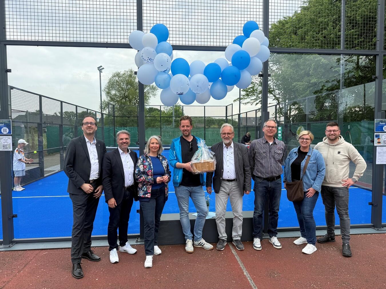 "Vereinsvertreter und Sponsoren eröffnen neuen Sportplatz feierlich"