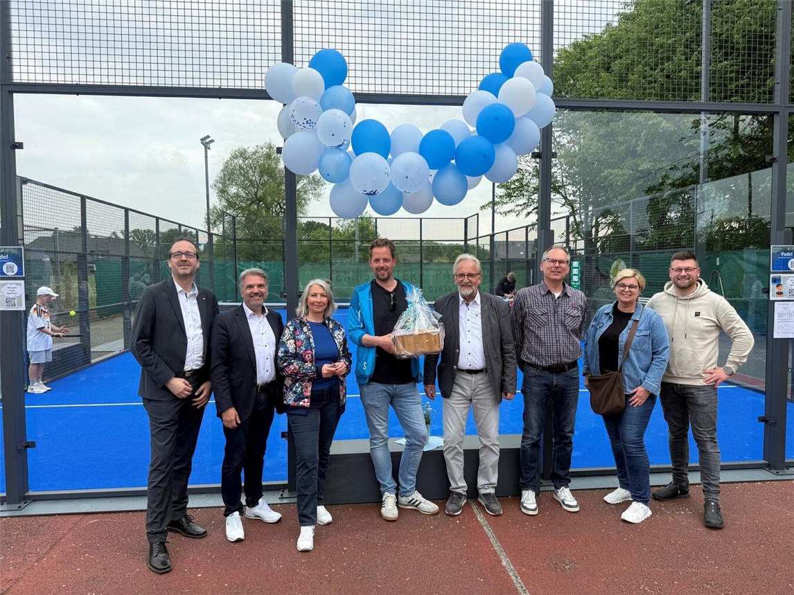 "Vereinsvertreter und Sponsoren eröffnen neuen Sportplatz feierlich"