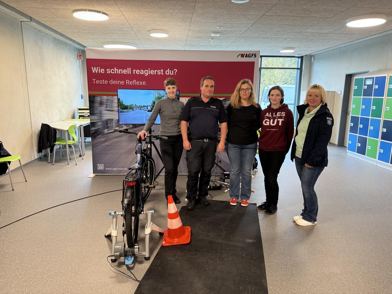 Verena Hoppe (AGFS), Stefan Cohnen (Polizei Geldern), Friederieke Jochheim (Lehrerin Gesamtschule), Karina Gut (AGFS) und Svenja Hüsch (Team Vekehrsangelegenheiten der Stadt Geldern) stehen an einer der Stationen, die die AGFS an der Gesamtschule aufgebaut hat.Fotos: Stadt Geldern/Gossens