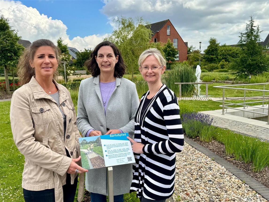 Verena Rohde, Andrea Kirk und Annika Manthey (v.l.) freuen sich über die neuen Stationsschilder im Solegarten St. Jakob. Foto: © Wallfahrtsstadt Kevelaer