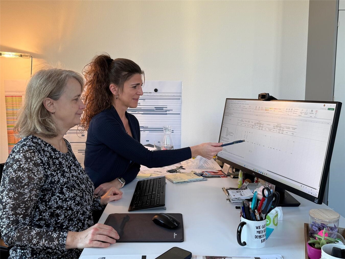 Verena Rohde (Geschäftsführerin WTM, r.) und Martina Gellert (Leitung Tourismus & Freizeit WTM) analysieren die Übernachtungszahlen von IT NRW. Foto: WTM