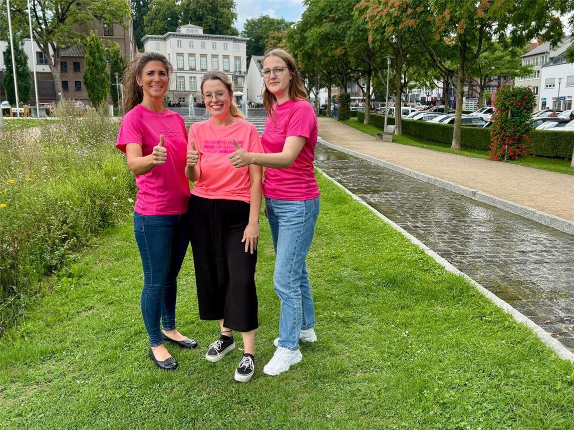 Verena Rohde, Kristina Janßen und Antonia Pieper (alle WTM) tragen die Homerun-Shirts bereits. Foto: WTM