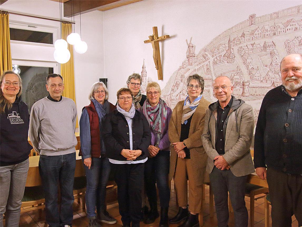 Verena van Beek (Veen), Pfarrer Michael Ehrle, , Pastoralreferentin Anne Görtz, Pfarrsekretärin Nicole Kolodzy, Helga Brinkhoff (Ginderich), Gisela Ladwig (Menzelen), Silvia Hackstein (Bönninghardt), Pfarrer Dietmar Heshe und Pastor Georg Zglinnicki (v.l.) freuen sich auf schöne Feierlichkeiten zu einem besonderen Jubiläum. NN-Foto: Theo Leie