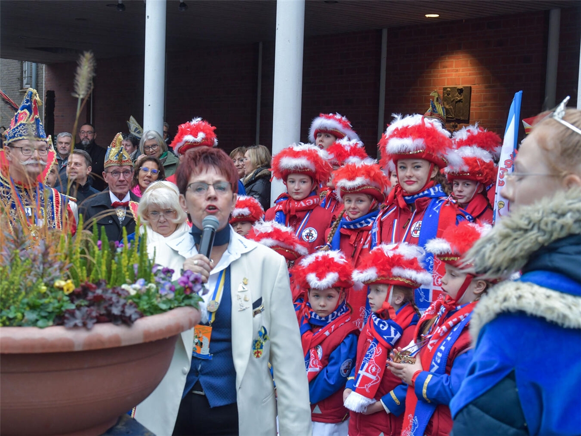 Vergangenen Sonntag pilgerten die Jecken nach Kevelaer. NN-Fotos: Gerhard Seybert