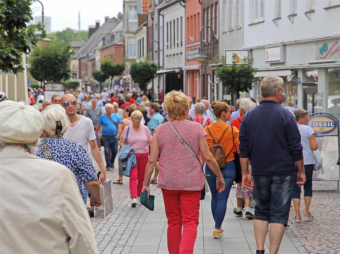 Verkaufsoffene Sonntage wie hier zum Stoffmarkt ziehen regelmäßig viele Bürger in die Xantener Innenstadt. NN-Foto (Archiv): Theo Leie