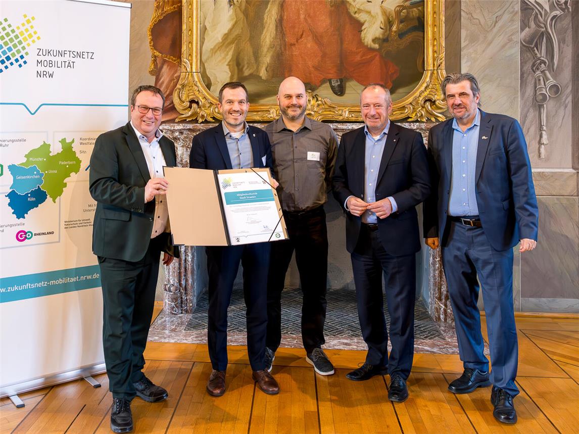 Verkehrsminister Oliver Krischer überreicht die Urkunde für den Beitritt zum Zukunftsnetz Mobilität NRW an die Stadt Straelen.Foto: go.Rheinland GmbH/Smilla Dankert