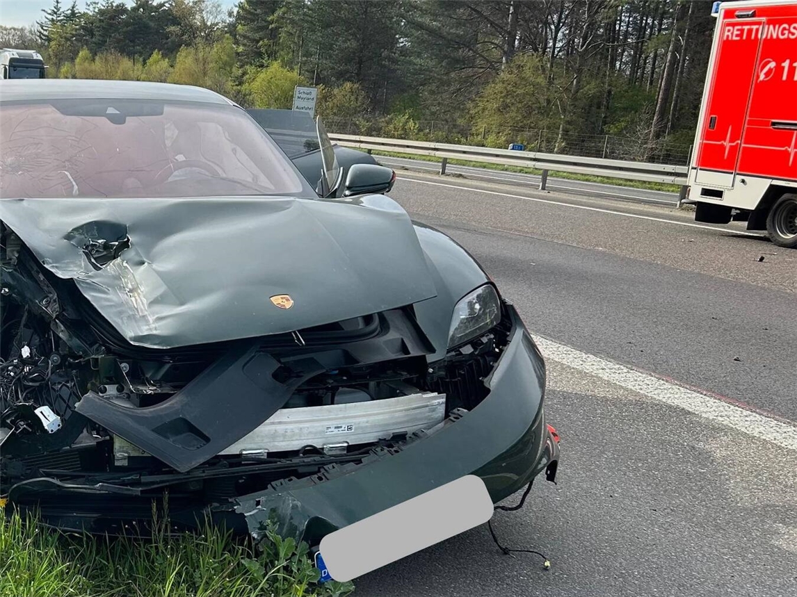 "Verkehrsunfall Autobahn 57, beschädigte Fahrzeuge, Rettungsdienste vor Ort, Foto von Stefan Bömler"