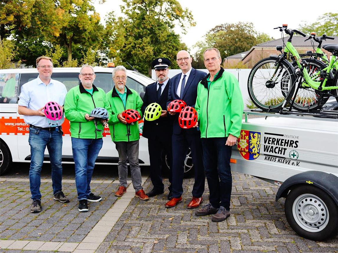 Verkehrswacht-Geschäftsführer Falk Neutzer (2. v.l.), Vorsitzender Peter Baumgarten (r.) sowie dessen Stellvertreter Norbert van de Sand (3.v.l.) überreichen 50 Fahrradhelme an Landrat Christoph Gerwers (2.v.r.), Rasmus Bones (l.), schulfachlicher Berater für Verkehrserziehung an den Grundschulen im Kreis Kleve, sowie Torsten Passens, Erster Polizeihauptkommissar bei der Direktion Verkehr der Kreispolizeibehörde Kleve. Foto: © Kreis Kleve
