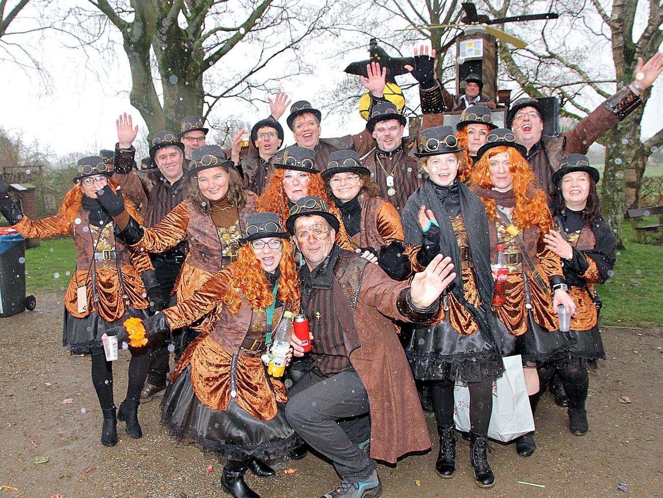 Verkleidete Gruppengehören zum Karneval dazu. Welche wohl in diesem Jahr das originellste Kostüm hat?
