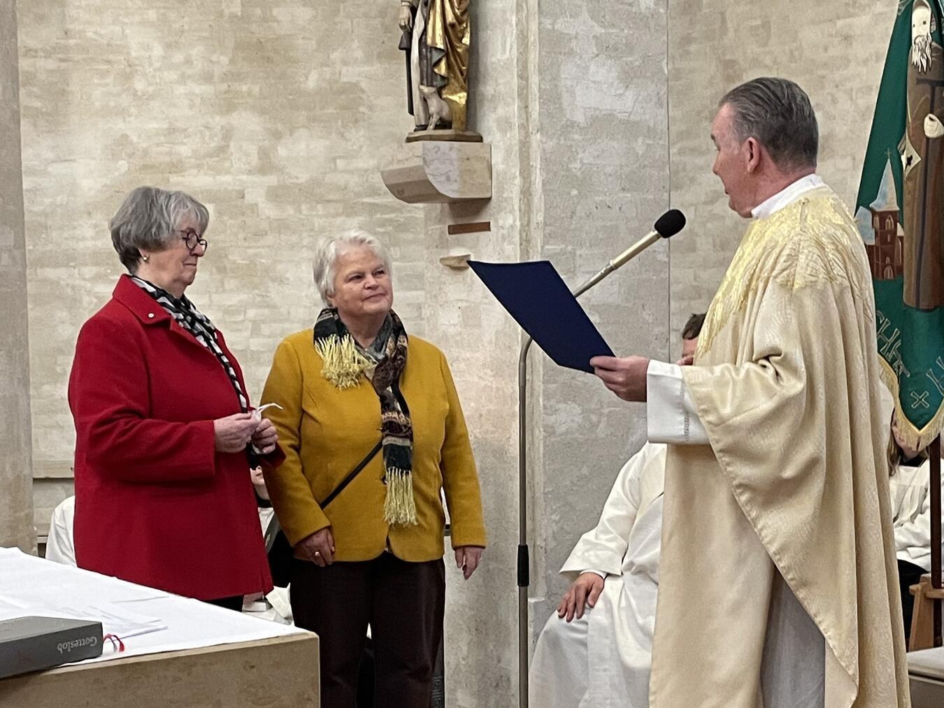 Verleihung der Ehrenurkunde an Lukretia Vermeulen (Mitte) durch Christel Peters (links), Vorsitzende, und Pfarrer Theo Kröll (rechts). Foto: privat