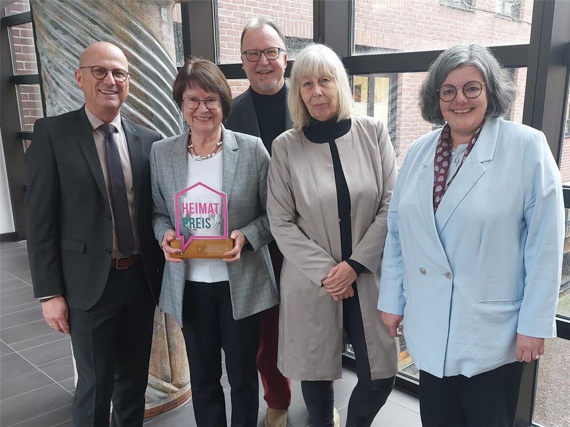 Verleihung des Heimatpreises: Bürgermeister Peter Hinze, Pro-Kultur-Vorsitzende Irene Möllenbeck, Norbert Kohnen, Christiane Feldmann (beide Pro Kultur) und Andrea Joosten, Leiterin der Kulturbetriebe Emmerich. Foto: privat