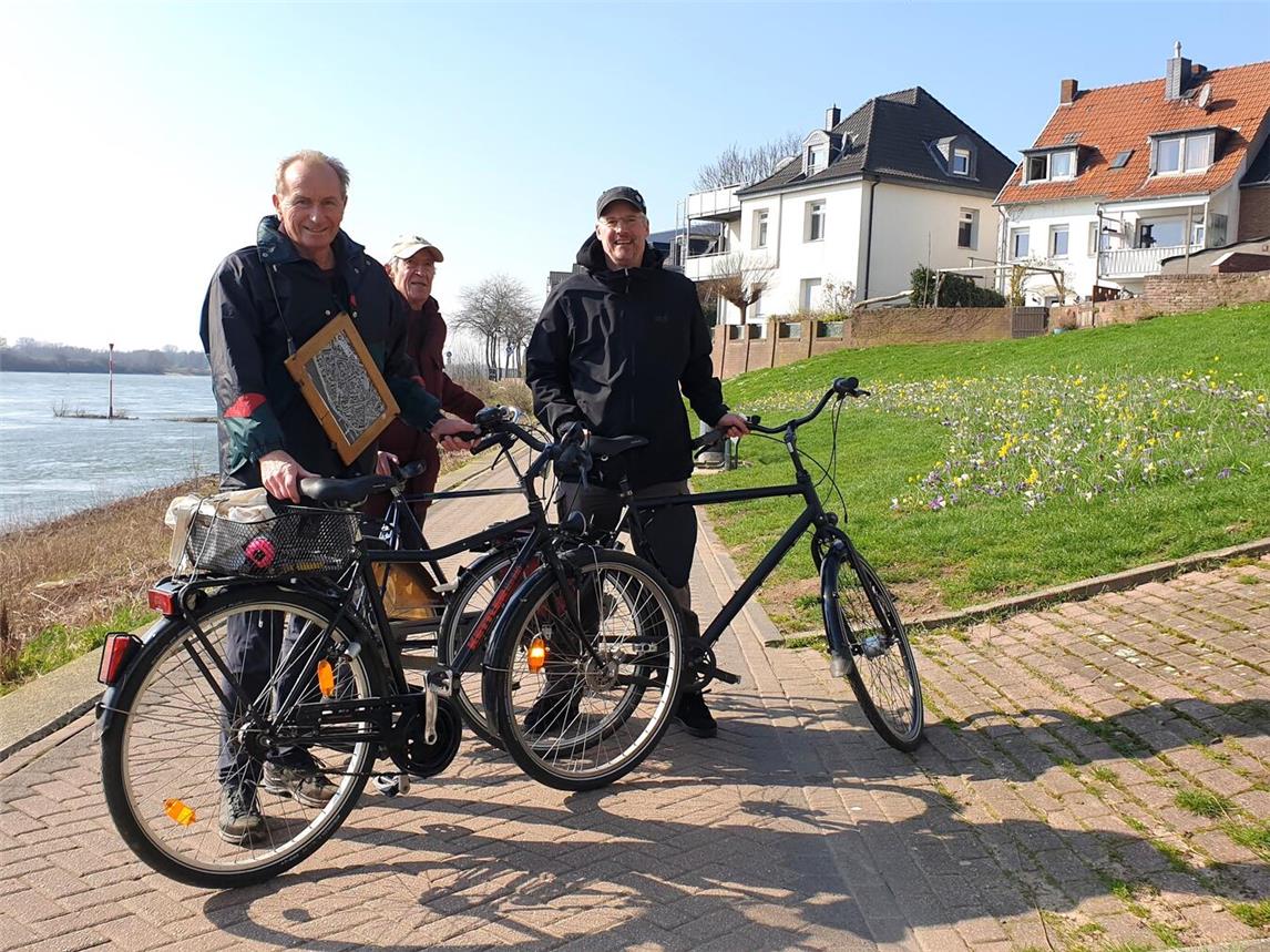 Vermesser Udo Brandt gemeinsam mit Helmut und Michael Isselburg von Organisationsteam auf der Strecke für den 1. Reeser Rheinlauf. Foto: privat