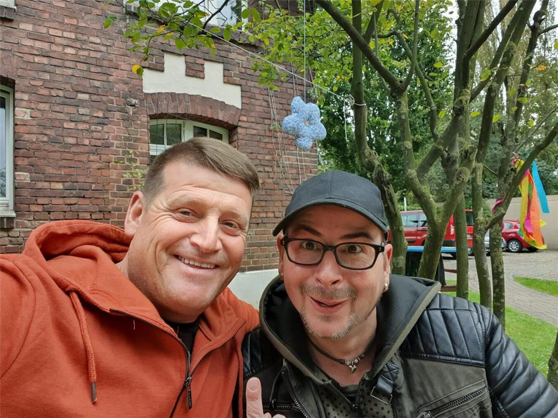 Verpacken ihre gute Laune in einen ansteckenden Sommer-Groove: Frank Beyer (links) und Sascha Hartmann aus Emmerich am Rhein sind in Hartefeld zu Gast.Foto: SaFra-Duo