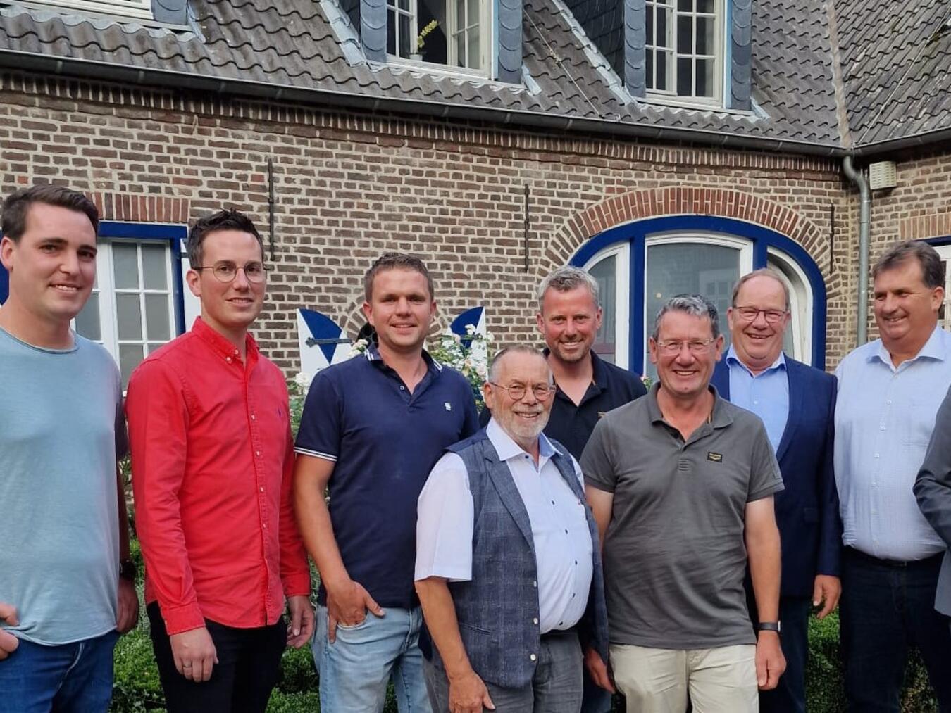 Versammlung im Schloss Walbeck (v.l.): Beisitzer Christian Berghs-Trienekens, Beisitzer Thomas van Megen, Beisitzer Bernd Velmans, Ehrenvorsitzender Matthias Bremkens, 2. Vorsitzender Peter Opschroef, Vorsitzender Fachgruppe Blumen und Zierpflanzen Dieter Boland; Kreisgärtnermeister Ludger Halmans, 1. Vorsitzender Thomas Hönning und MdL Stephan Wolters.Foto: privat
