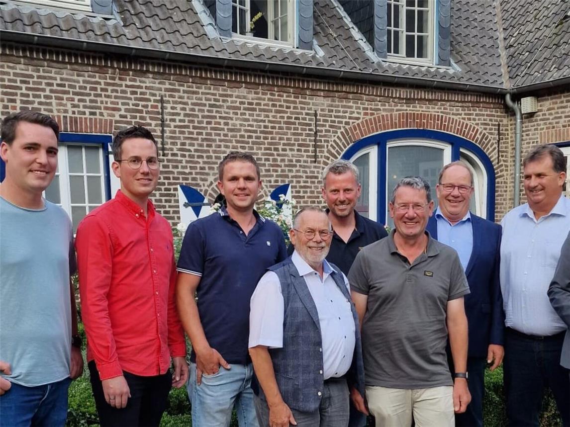 Versammlung im Schloss Walbeck (v.l.): Beisitzer Christian Berghs-Trienekens, Beisitzer Thomas van Megen, Beisitzer Bernd Velmans, Ehrenvorsitzender Matthias Bremkens, 2. Vorsitzender Peter Opschroef, Vorsitzender Fachgruppe Blumen und Zierpflanzen Dieter Boland; Kreisgärtnermeister Ludger Halmans, 1. Vorsitzender Thomas Hönning und MdL Stephan Wolters.Foto: privat
