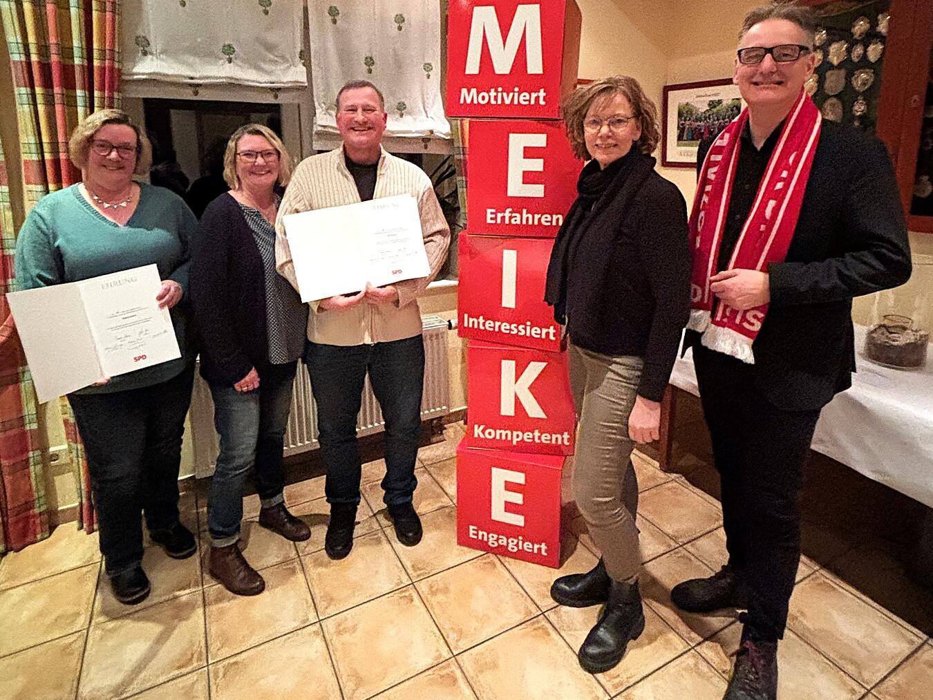 Versammlung in Praest: (v. l.) Melanie Deksen, Sandra Wittke und Olaf Derksen sowie Meike Schnake-Rupp mit Bodo Wißen. Foto: privat