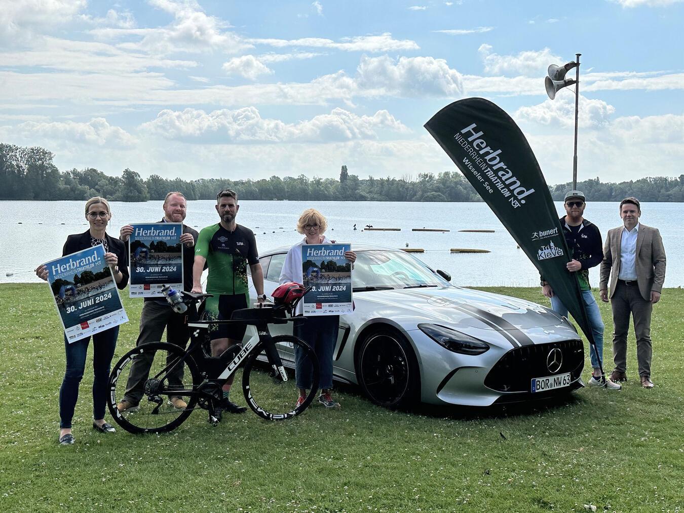 Wisseler See: Der Niederrhein Triathlon ist wieder da Versanstalter, Sponsoren und Kalkars Bürgermeisterin Britta Schulz freuen sich auf die nächste Ausgabe des Niederrhein Triathlons. NN-Foto: SP