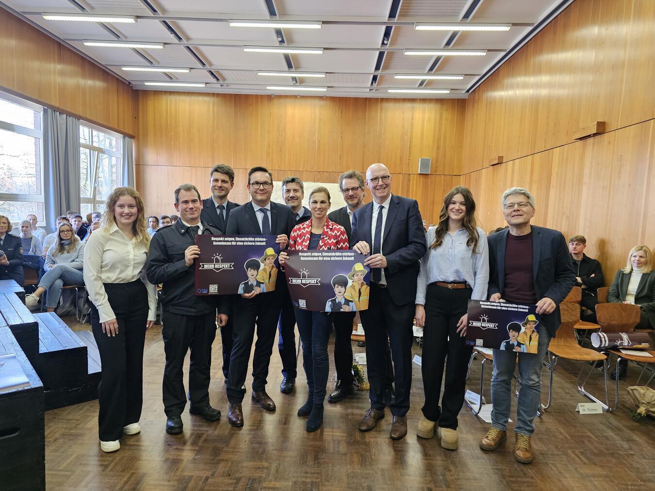 Mehr Respekt für Einsatzkräfte Verschiedene Experten kamen zur Gesprächsrunde in das Friedrich-Spee-Gymnasium. Foto: Langer