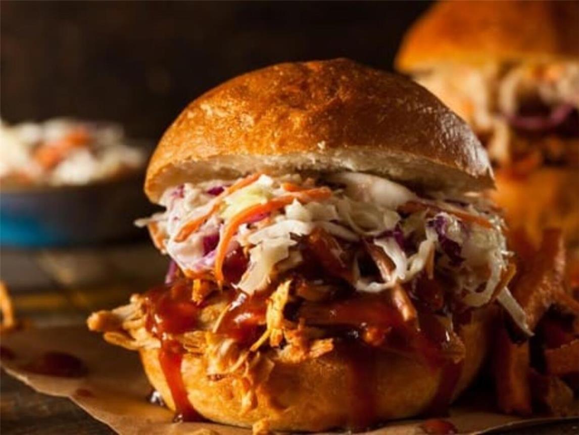 Verschiedene Foodtrucks mit Speisen aus aller Welt locken Interessierte am kommenden Wochenende auf den Straelener Marktplatz.Fotos: Streetfood Agentur / EnMa Deutschland