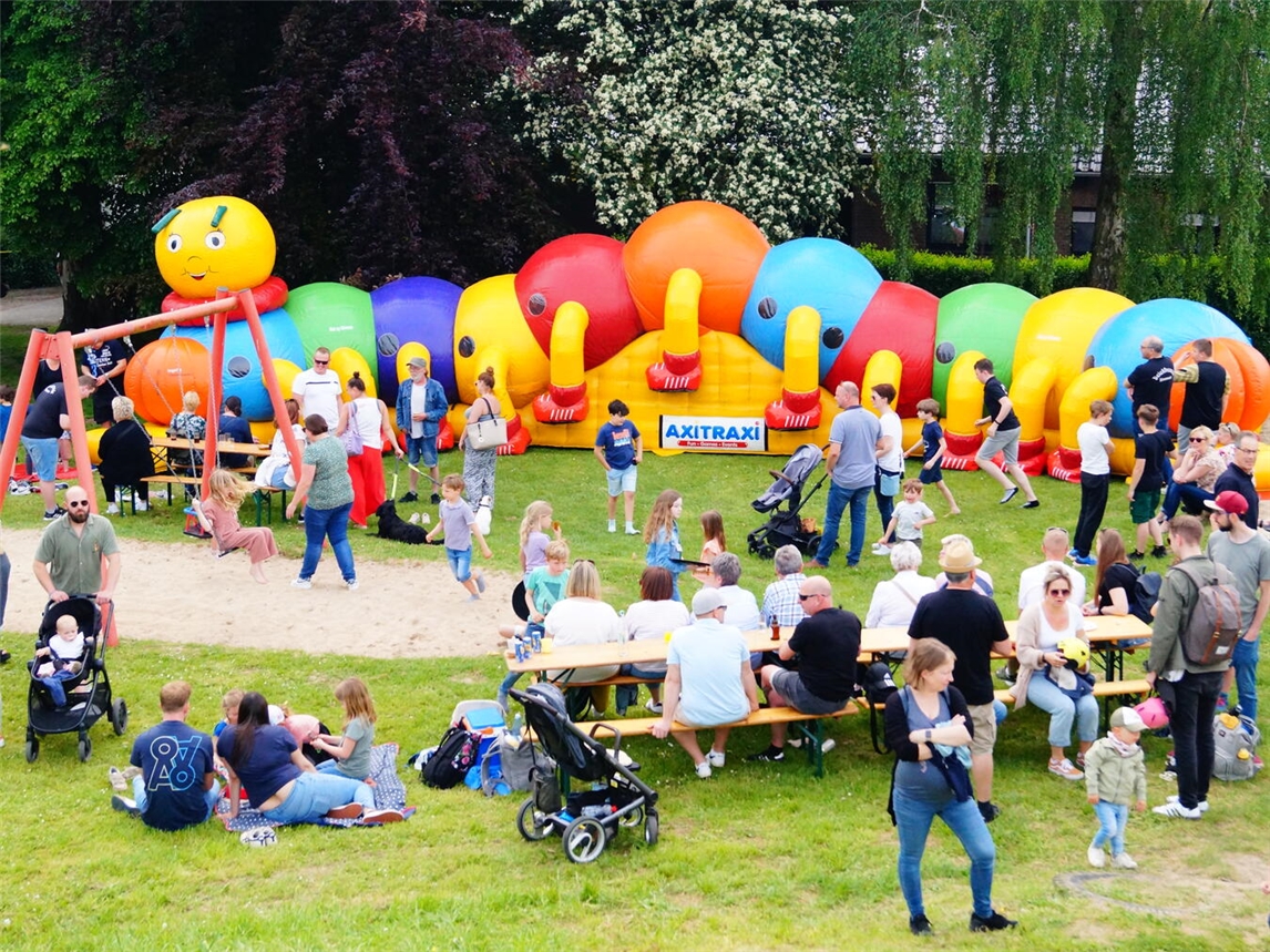 "Hüpfburgen beim Deichfest-Aufbau"