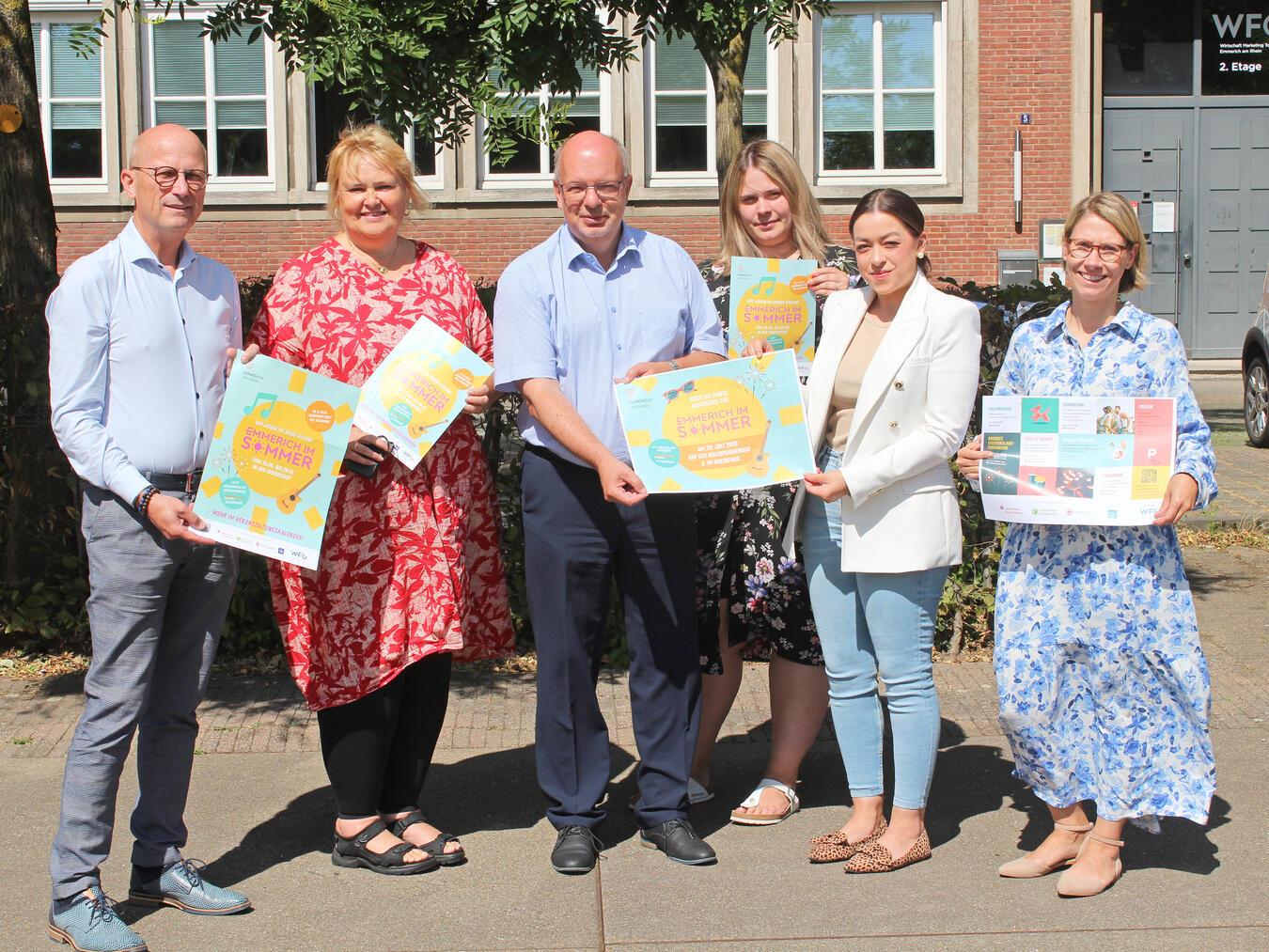 Versprechen eine tolle Abschlussveranstaltung: (v.l.) Bürgermeister Peter Hinze, Dr. Manon Loock-Braun (WfG), Ludger Braam (Sparkasse), Patricia Hell (WfG), Nelly Meisters (Stadtwerke) und Sara Kreipe (WfG). NN-Foto: Thomas Langer