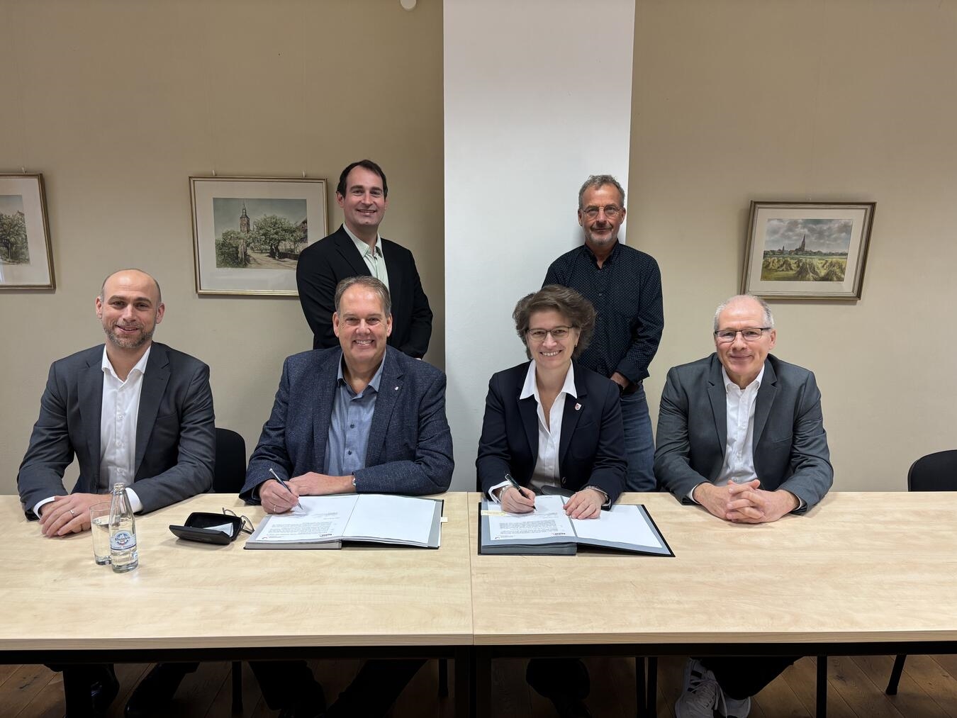 Vertragsunterzeichnung: (vorne v.l.) Daniel Cannistra (SW Kamp-Lintfort), Frank Rattmann (Geschäftsführer SW Kamp-Lintfort), Bürgermeisterin Iris Itgenshorst, Christof Müller (Gemeinde Kerken), (stehend v.l.) Kai Deppenkemper (SW Kamp-Lintfort) und Hermann Laakmann (Gemeinde Kerken).Foto: Gemeinde Kerken