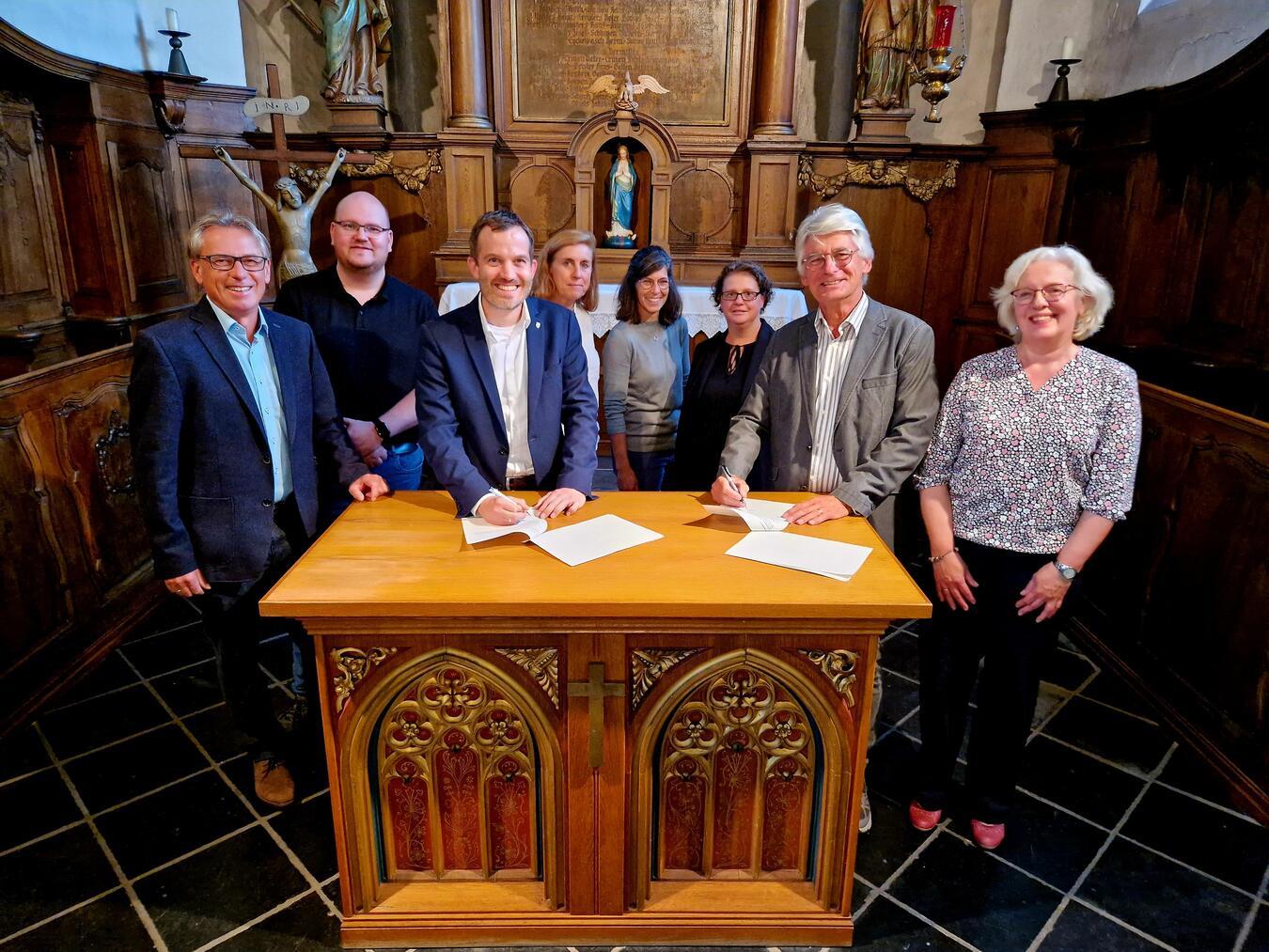 Vertragsunterzeichnung zwischen der Stadt Straelen und dem Verein Alte Kirche Herongen.