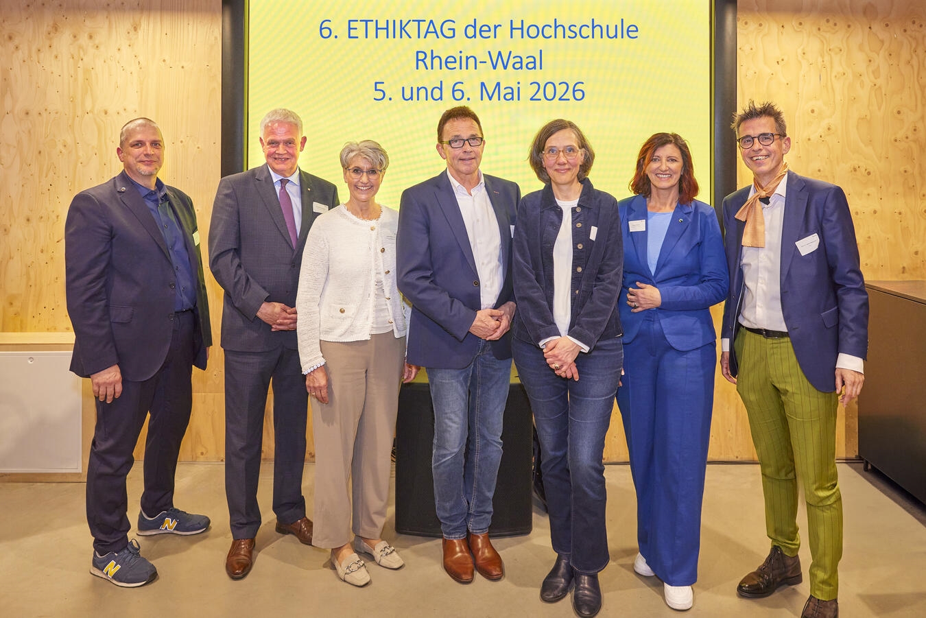 Vertreter aus Wirtschaft, Politik und Bildung bei Veranstaltung Hochschule Rhein-Waal; Gruppenfoto mit diversen Experten und Politikern.