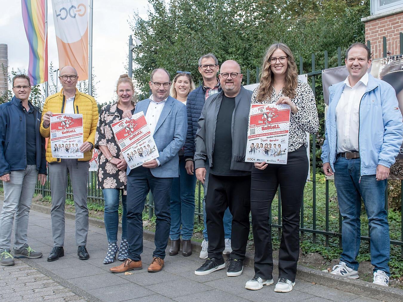 Feiern in Goch bei „Jeck im Kastell“ Vertreter der 1. G. G. K. Rot-Weiß 1956 stellten die Veranstaltung gemeinsam mit den Vertretern der Sponsoren vor: Kristina Derks (3. v. l., Leiterin Marketing Stadtwerke Goch), Andreas Meder (4. v. l., Sparkasse Rhein-Maas), Lara Kusenberg (2. v.r., Edeka Kusenberg) und Carlo Marks (3. v. r., Geschäftsführer Stadtwerke Goch). NN-Foto: Gerhard Seybert