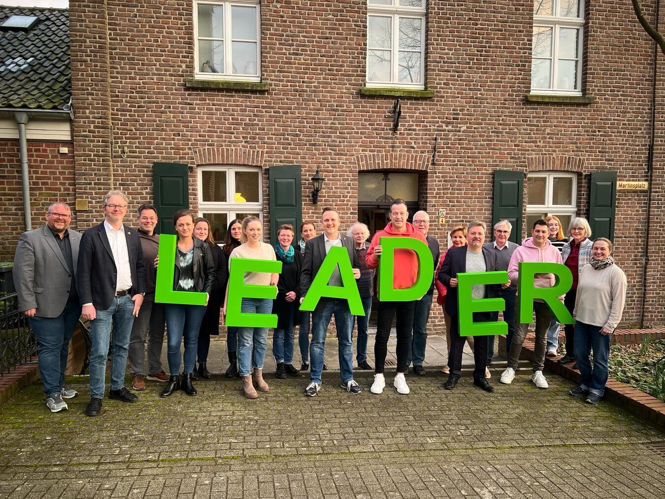 Vertreter der Gemeinden Rheurdt, Issum, Wachtendonk, Kempen, Kerken und Grefrath besprechen die Förderung von regionalen Bürgerprojekten. Foto: Privat