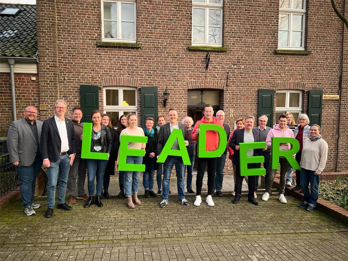 Vertreter der Gemeinden Rheurdt, Issum, Wachtendonk, Kempen, Kerken und Grefrath besprechen die Förderung von regionalen Bürgerprojekten. Foto: Privat